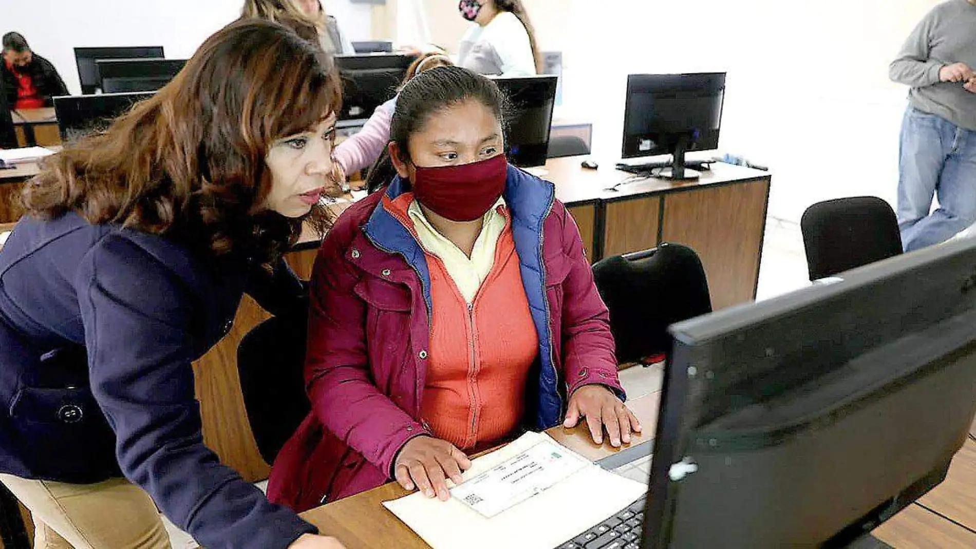 Profesora y alumna frente a una computadora